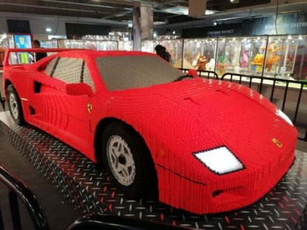 A Fiumicino la più grande mostra mattoncini Lego: c'è anche il Cavallino Rampante